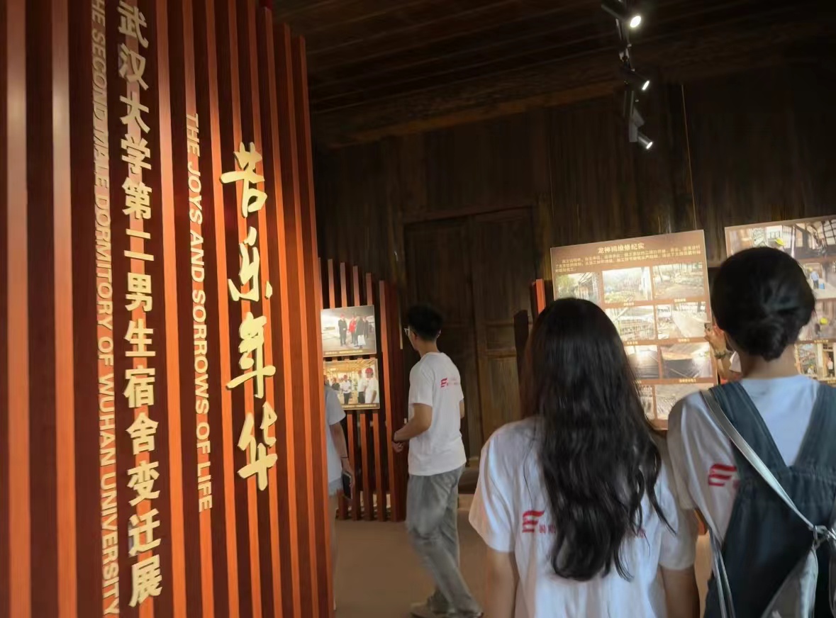 馆内参观3.jpg 馆内参观3.jpg