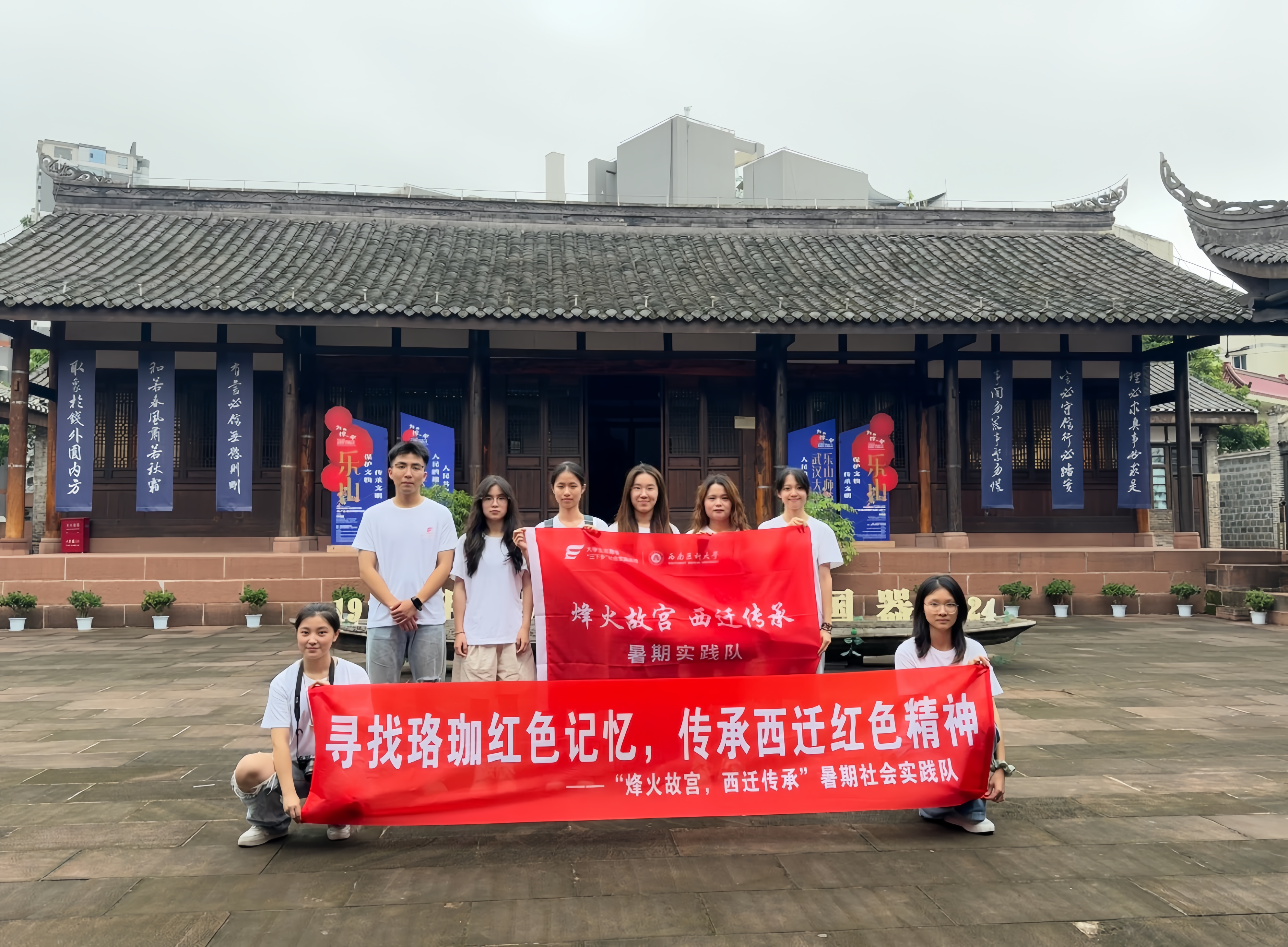 龙神祠内合影.jpg 龙神祠内合影.jpg