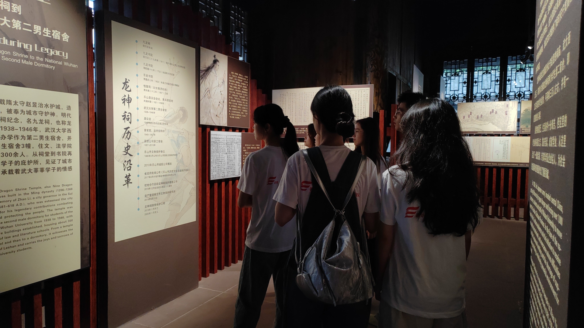 馆内参观2.jpg 馆内参观2.jpg