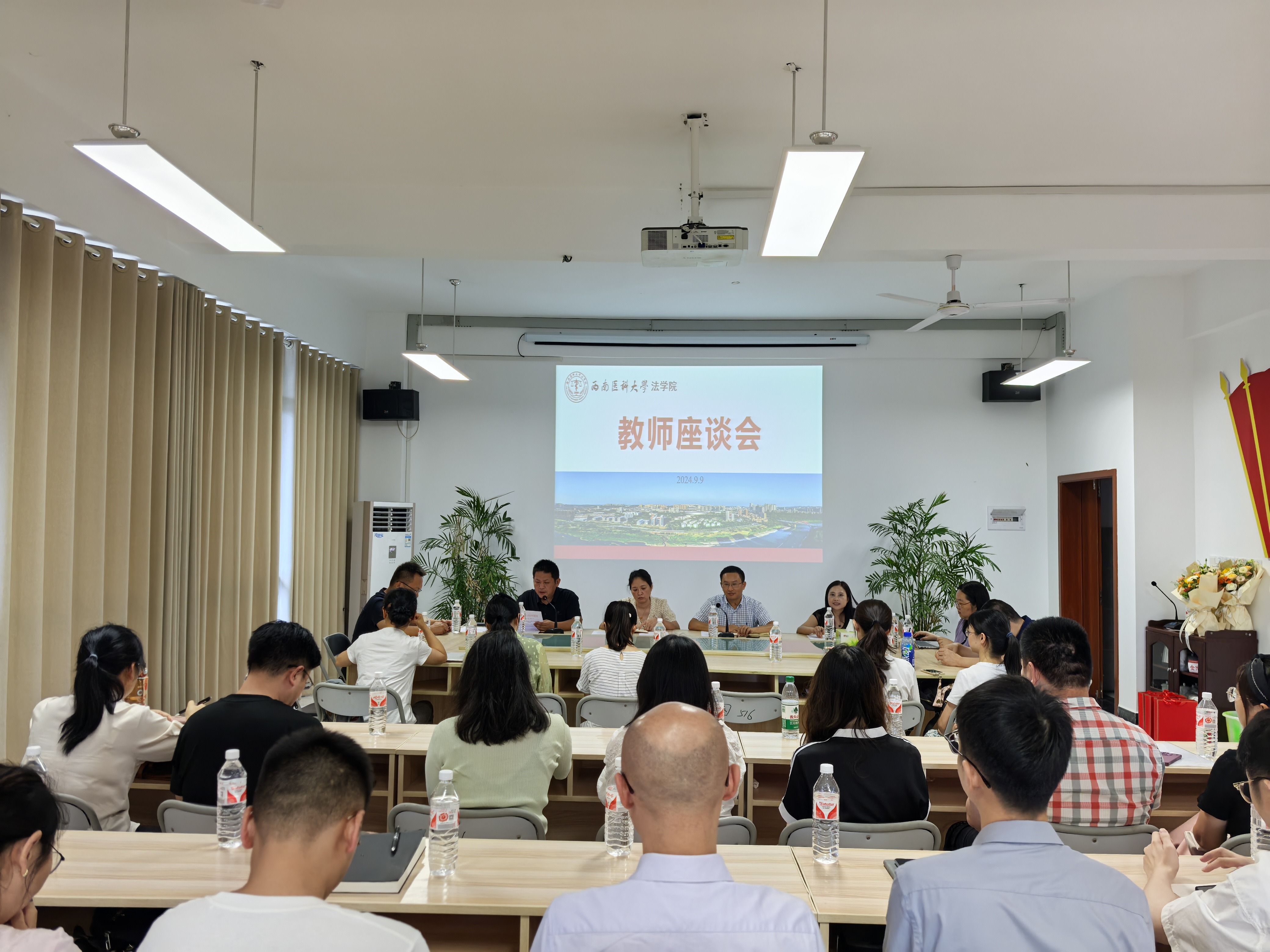 伟德BETVLCTOR体育召开教师座谈会