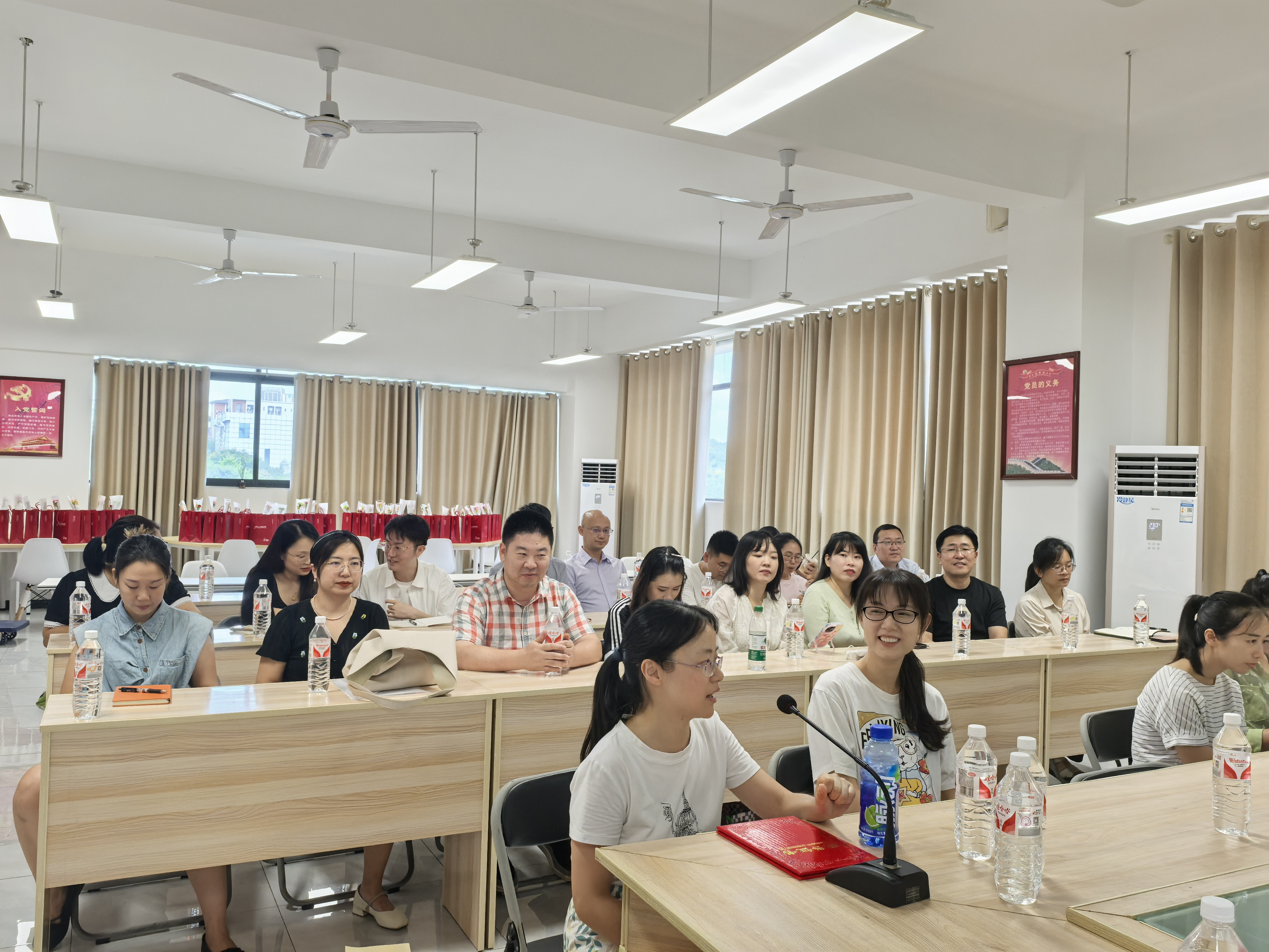 图3 获奖教师代表发言.jpg 图3 获奖教师代表发言.jpg