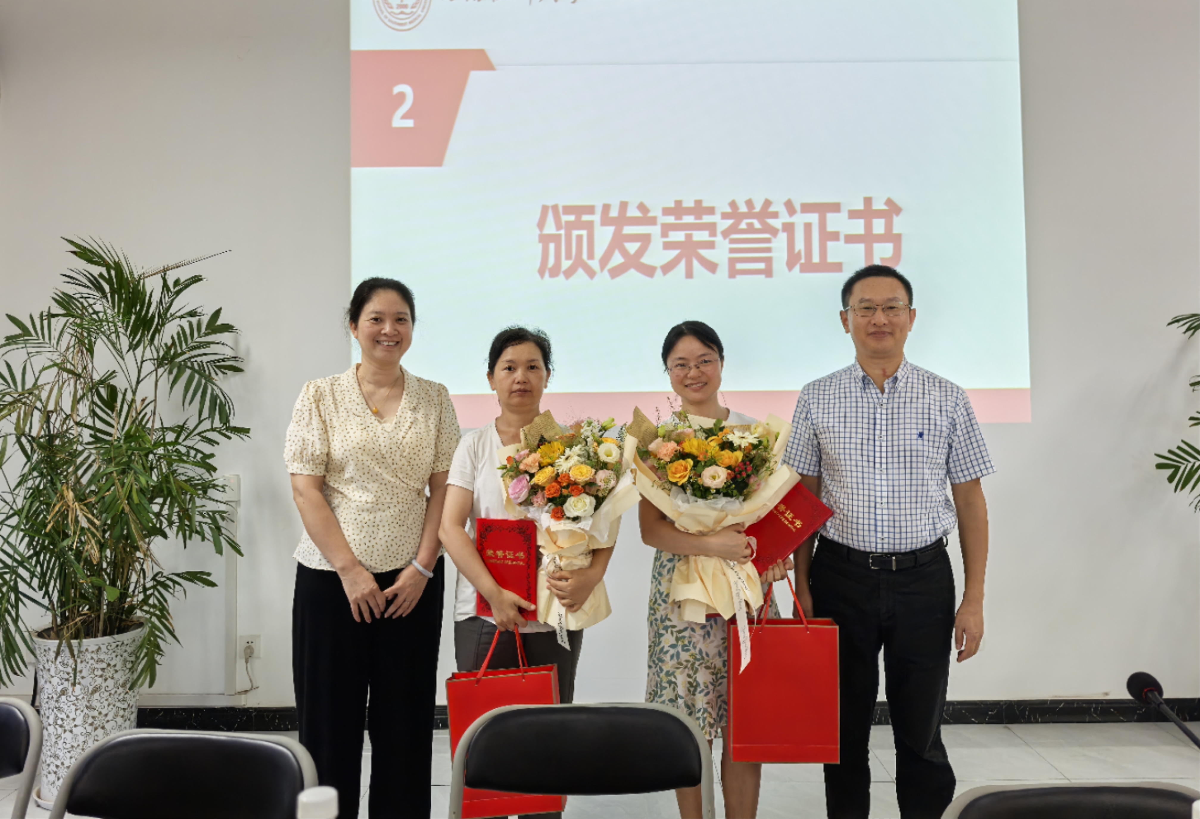图2 公司领导为获奖教师颁奖.jpg 图2 公司领导为获奖教师颁奖.jpg